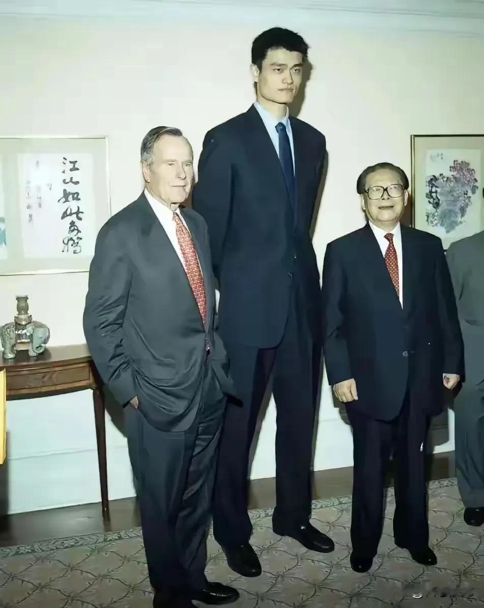 年轻帅气的姚明，和两位领导人合影～～～