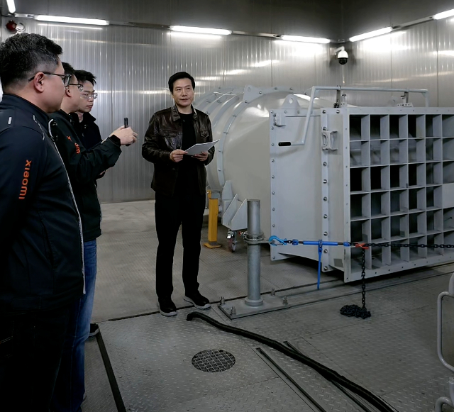 小米实验室的“跑步机”前头有个专门的风机用来模拟风吹，目的是为了测试车子的热管理