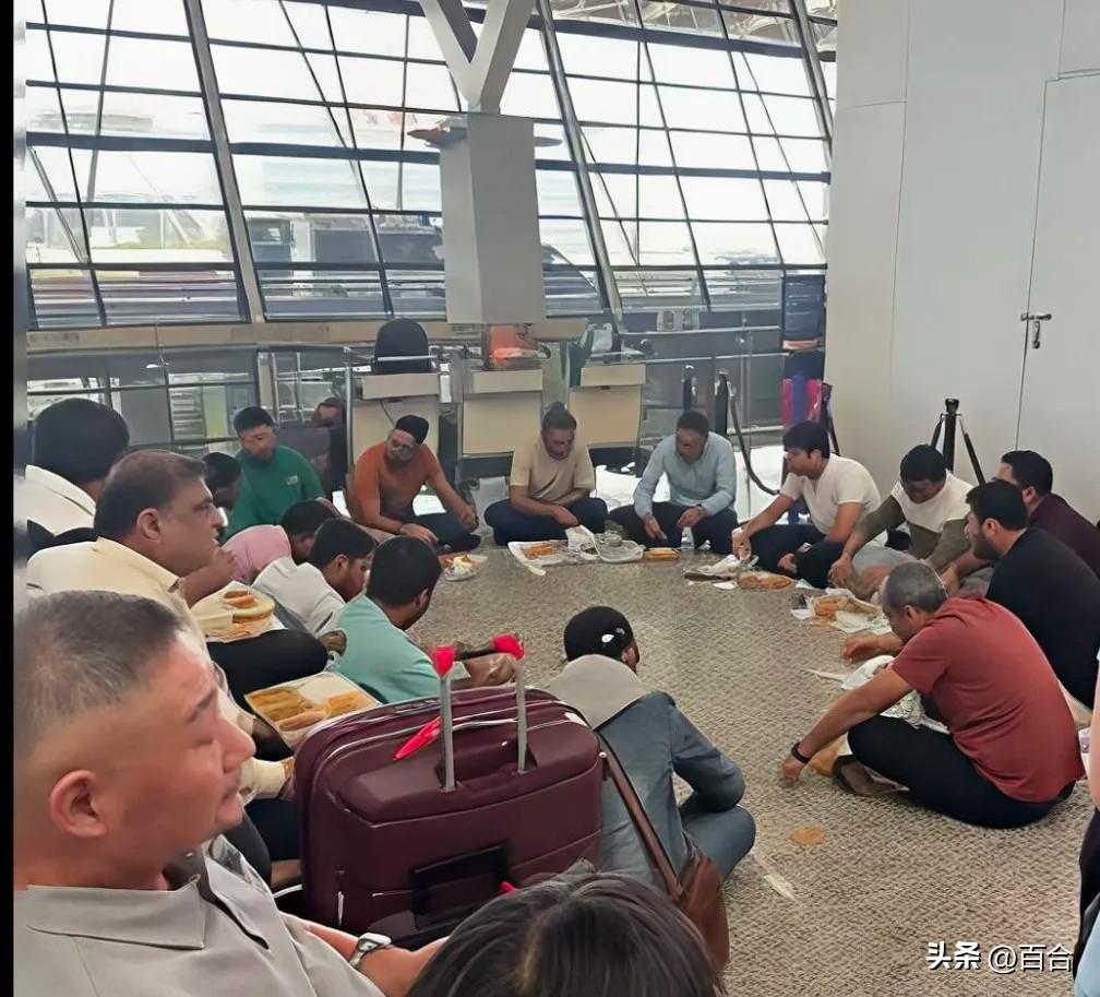 真佩服印度人的适应能力。上海机场因台风飞机停飞了，这群印度人赶的飞机也飞不了。