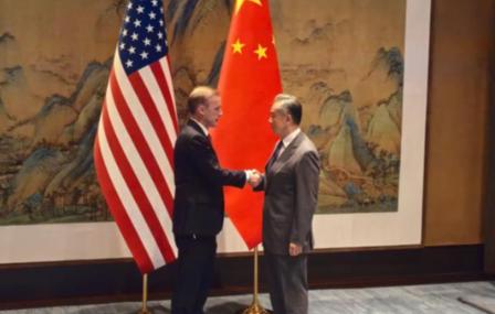 有记者采访一位新加坡华人，询问到“如果中美开战，你会支持谁”，这位新加坡人毫不犹