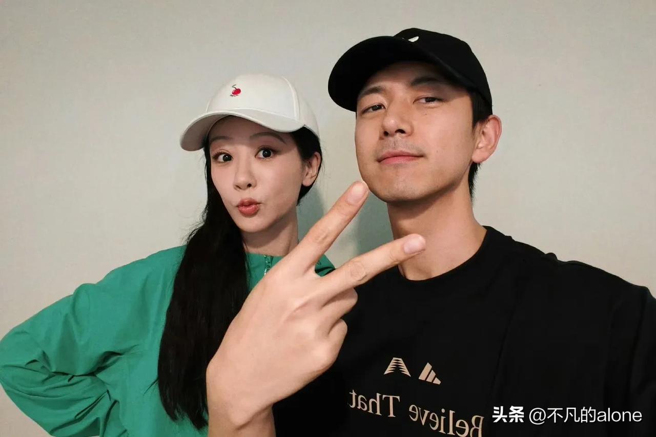 5月13日，杨紫为李现刚开播的新剧打call，并配文“来看现哥 人生若如初见！加