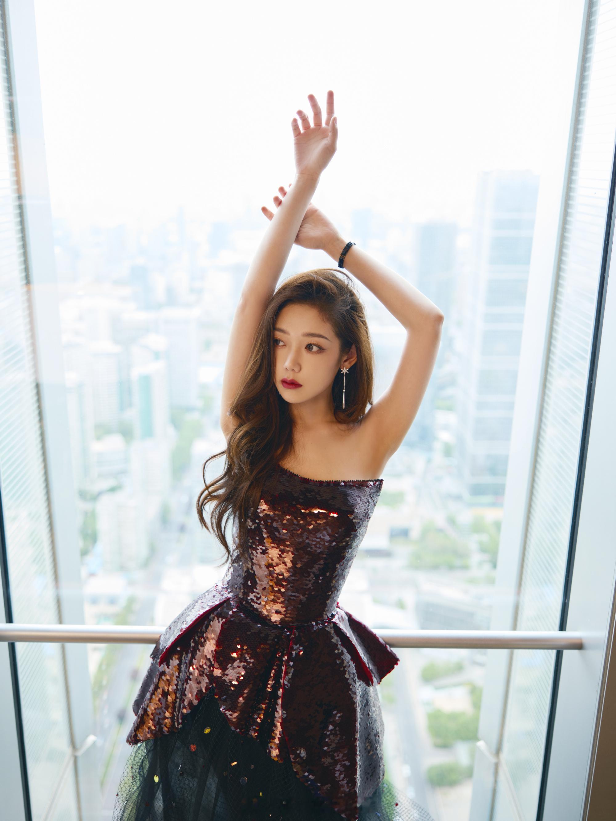 希林娜依高全天露肩杀 