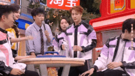 王嘉尔加陈飞宇等于人仰马翻你好星期六狼狈又可爱，王嘉尔陈飞宇人仰马翻太有画面感 