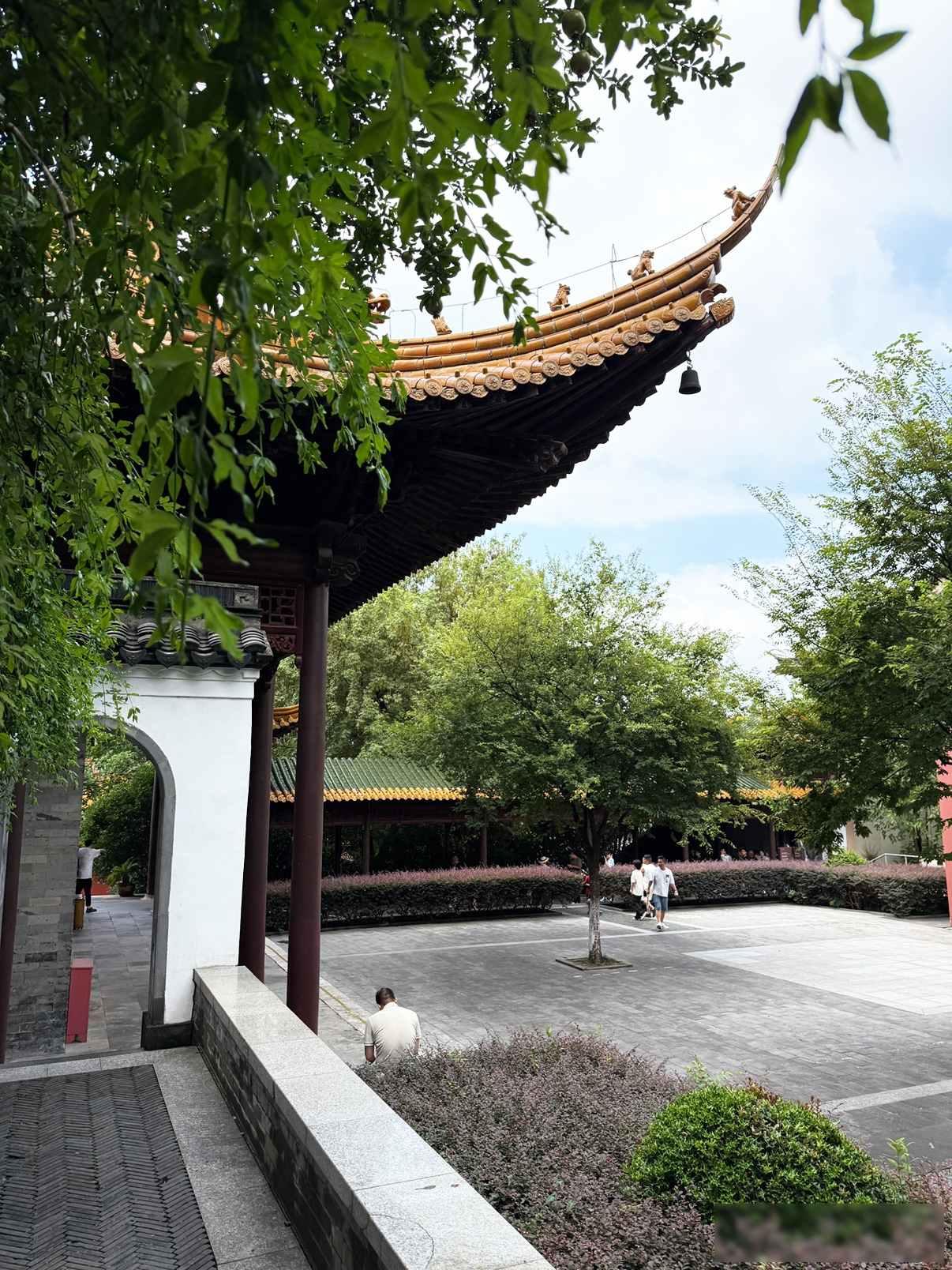 秋雨初歇约闺蜜，红墙古建陷人潮，檐铃轻响藏玄机？

今天天气总算放晴了，趁着凉快