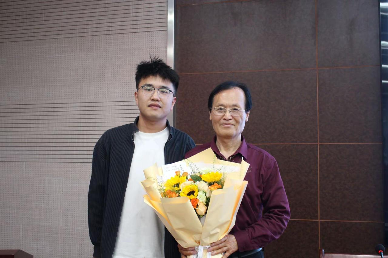 昨天在河北大学文学院演讲结束后，与家乡学子王思源、张雨婷合影留念。思源向我献花，