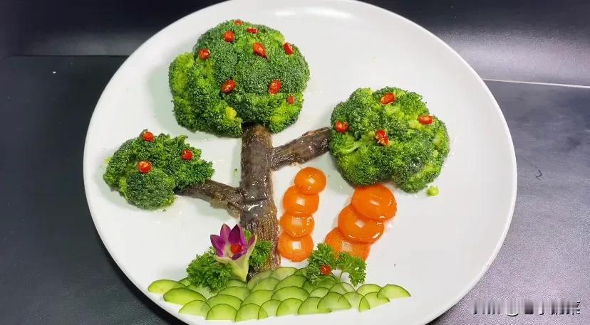 把西兰花做成发财树，好看还好吃寓意还好
西兰花切开清洗干净放锅中煮一下，煮的时候