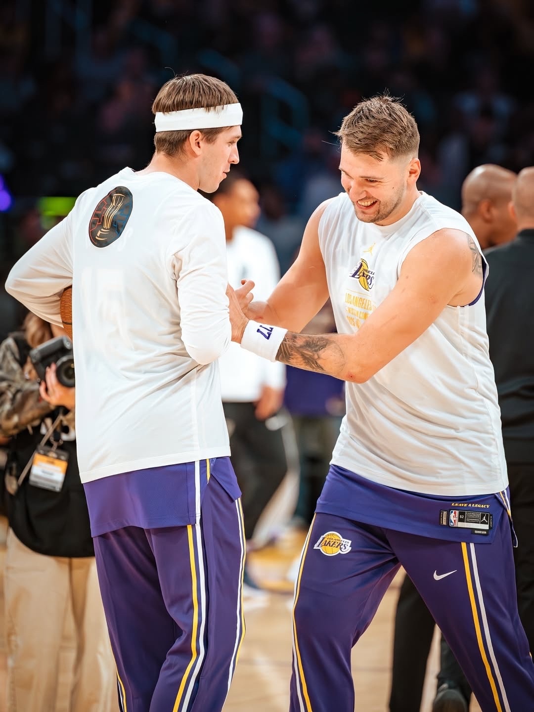 当东契奇表现好时，他们会说东契奇从小就是詹姆斯球迷；当东契奇表现不好时，他们又会