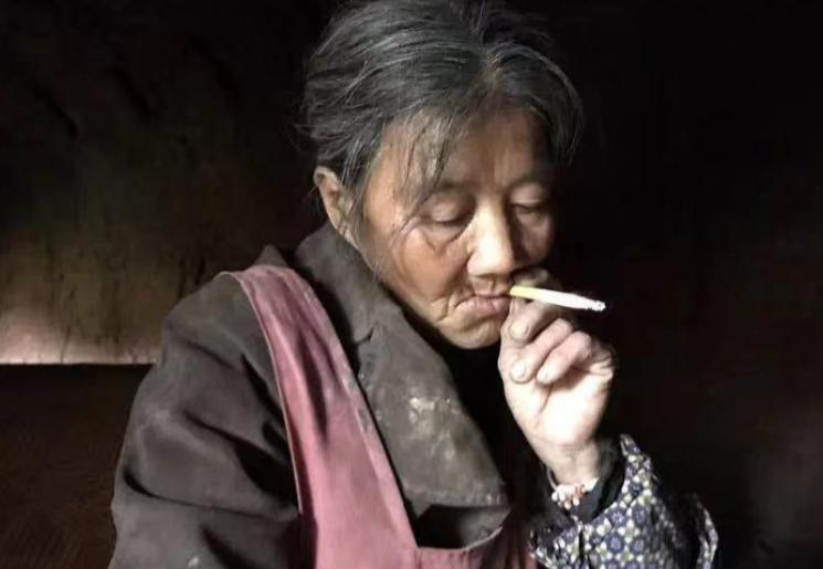 2013年，60岁的她背着一个蛇皮袋在一座废弃砖瓦窑里安了家，她性格孤僻，不怎么