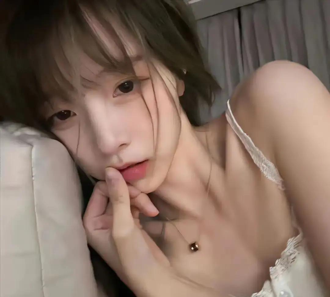 抖音女博主连发三条视频吐槽刚经历的离谱事。
她和某男网友见面三次就拥抱接吻还带回