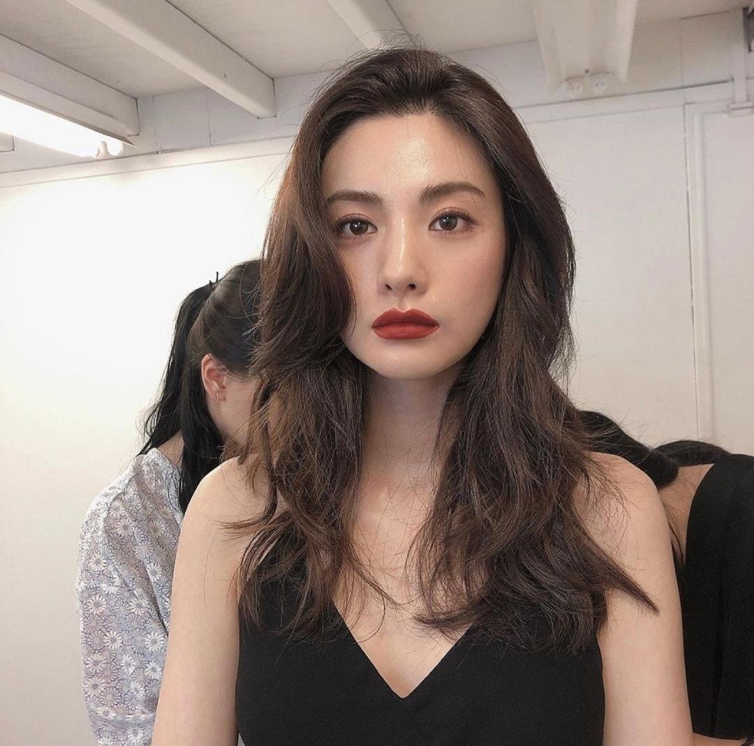 林珍娜早期的长发图 