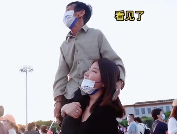 1997年，河南一个50岁光棍，捡回1名女婴，不料，送她读书后，她竟怒问：“穷到