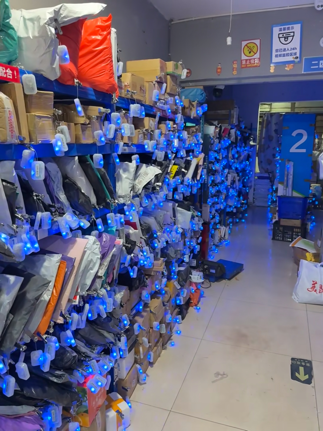 亮灯取件方式这是我最讨厌的取件方式！有次快递被送到对面小区了，那个驿站就是亮灯取