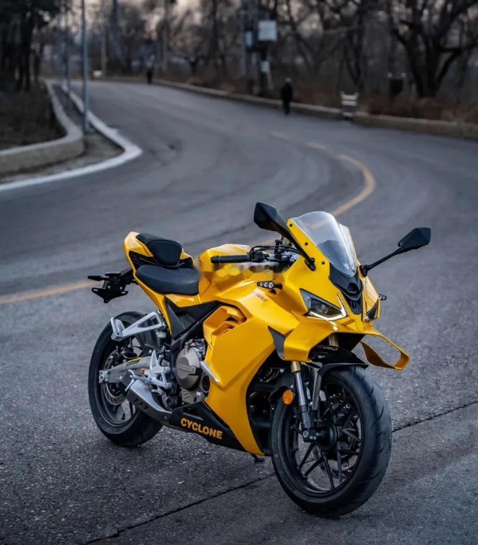 这款摩托车的造型您喜欢吗？？？双缸六百的新车仅售两万多块钱~~~