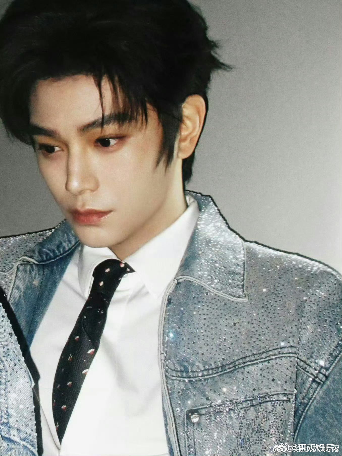 丁禹兮CCDCCD里的丁禹兮 丁禹兮CCD照来啦，爆闪牛仔套装＋马丁靴，帅的一批