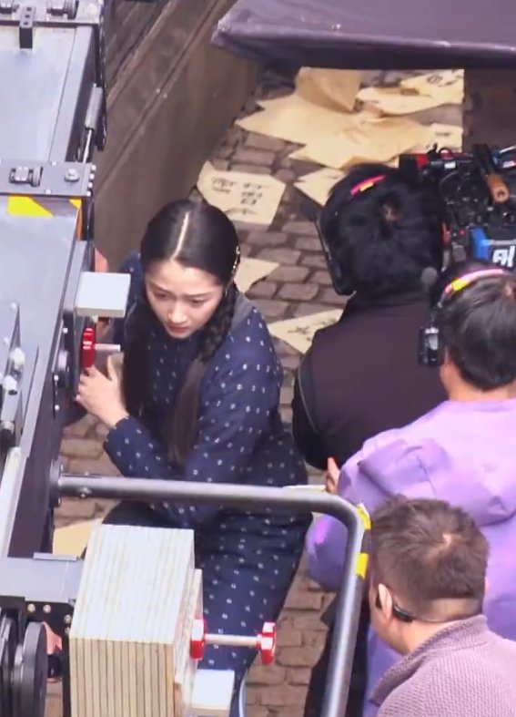 关晓彤麻花辫旗袍造型关晓彤千里江山图旗袍路透关晓彤千里江山图旗袍路透 