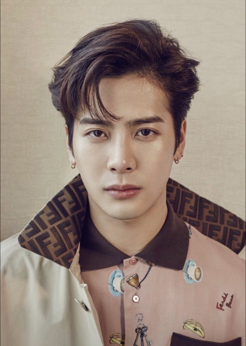 看完真的会更爱王嘉尔一点。人帅又有气质，性格还特别孝顺、接地气，会默默在粉丝群分