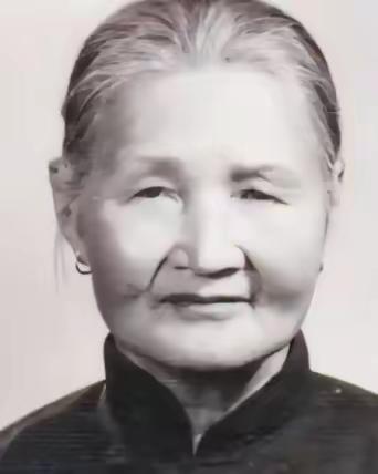 1940年，21岁的八路军政委蔡永，被叛军追赶，18岁姑娘郭瑞兰为救他，假扮他的