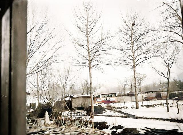 当法国摄影师的镜头对准这片土地，一场无声的较量已然拉开帷幕是东方古国的沉暮，还是