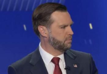 万斯表示，美国绝不会陷入很多人警告过的泥潭，因为特朗普根本不是布什。

万斯讽刺