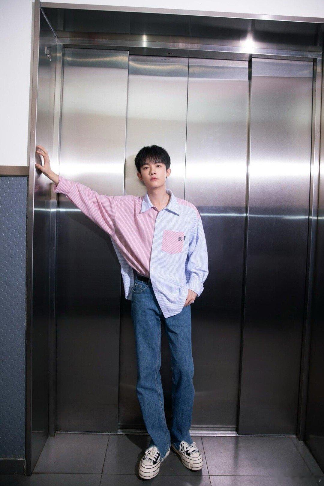 李明德是真节俭，一双鞋从夏天穿到冬天… 