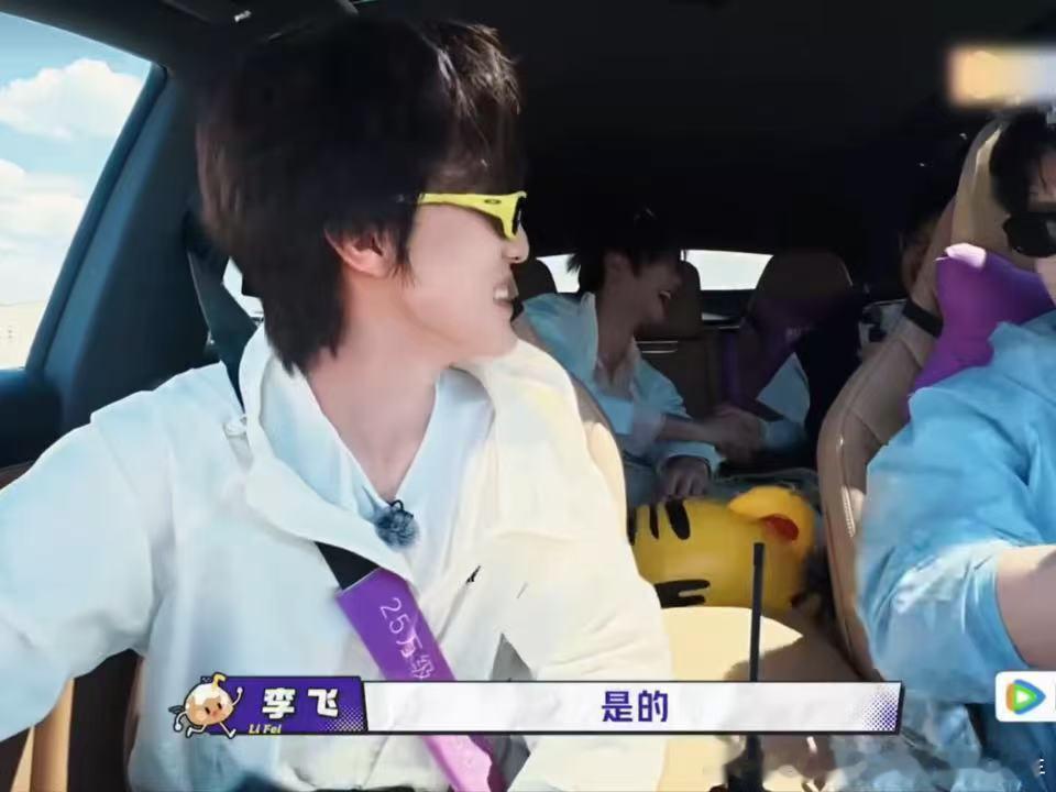 虎子这嘴真是不设防，看见泽禹就蹦出“带老板”仨字。志鑫嘴角抽一下没说话，泽禹斜他