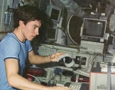 1991年，苏联一名宇航员刚飞上太空，国家解体了。他被丢在太空上311天。当他好
