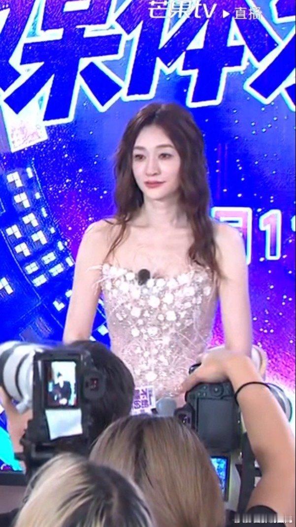 李小冉李小冉说星期五也逼着我跳舞不想睡的星期五李小冉沉浸式享受综艺之旅，两档节目