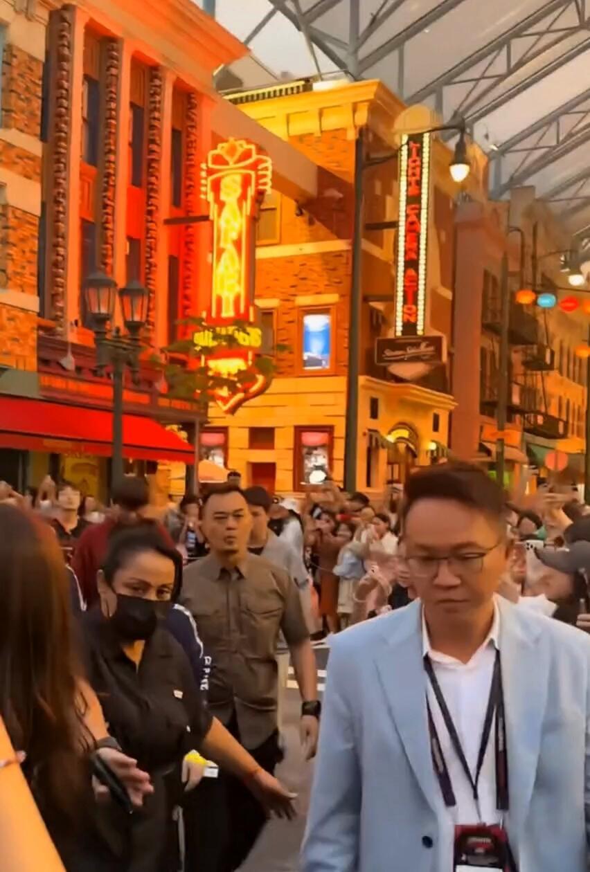 这架势，真的太热烈欢迎了，有没有发现在粉丝很热情，女王驾到的范，保护欲拉满！
孙