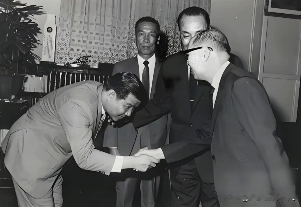 这是香港警界大佬吕乐到台湾拜会“副总统”兼“行政院长”严家淦时拍下的照片，从照片