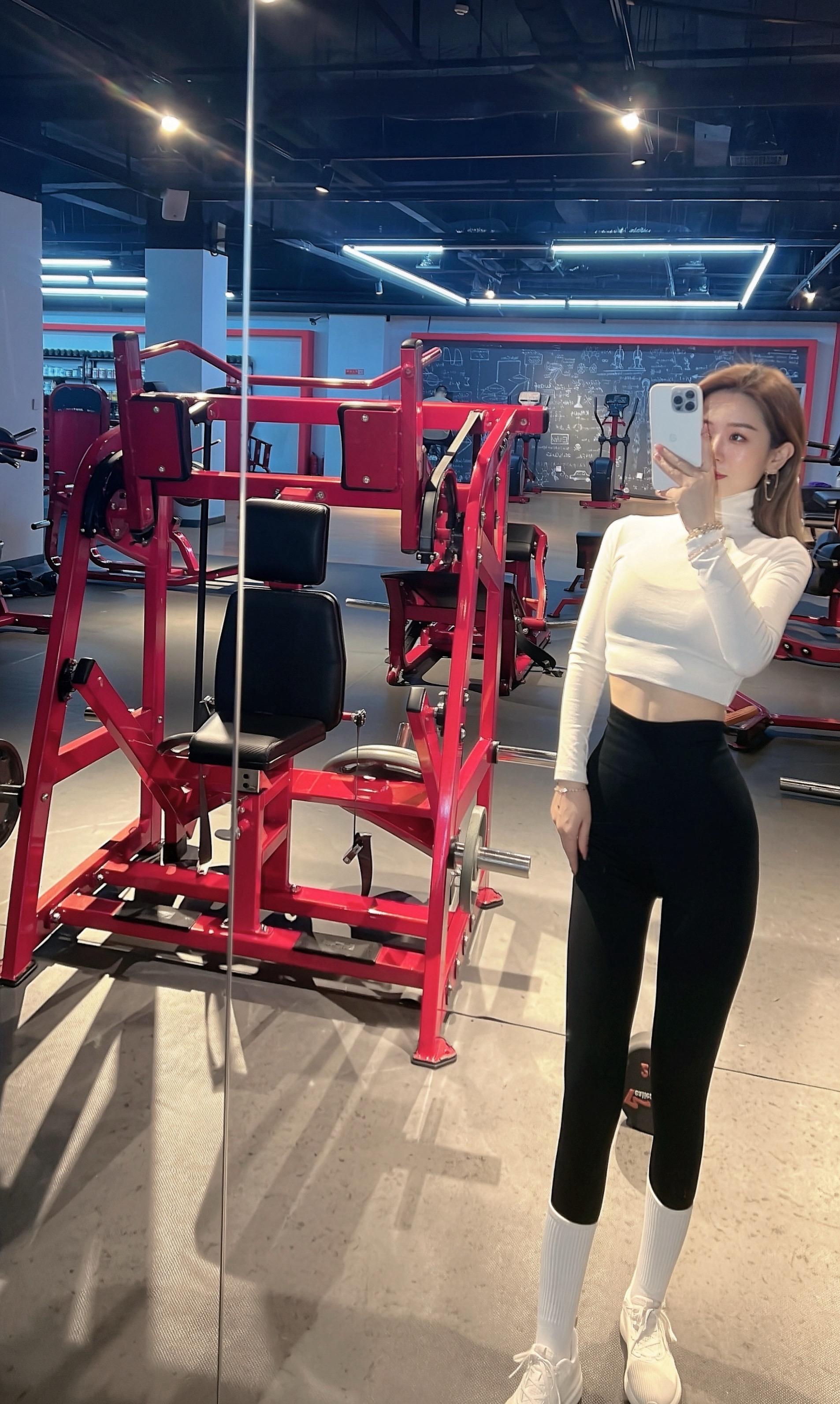 我是一个体脂率很低 余额很多 素质很好 长相很美 能力很强的女孩