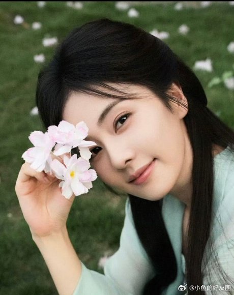 白鹿身世最复杂的角色来了叶璃蹲在廊下喂猫的那瞬，白鹿眼睛里那点碎光，莫离你是不是