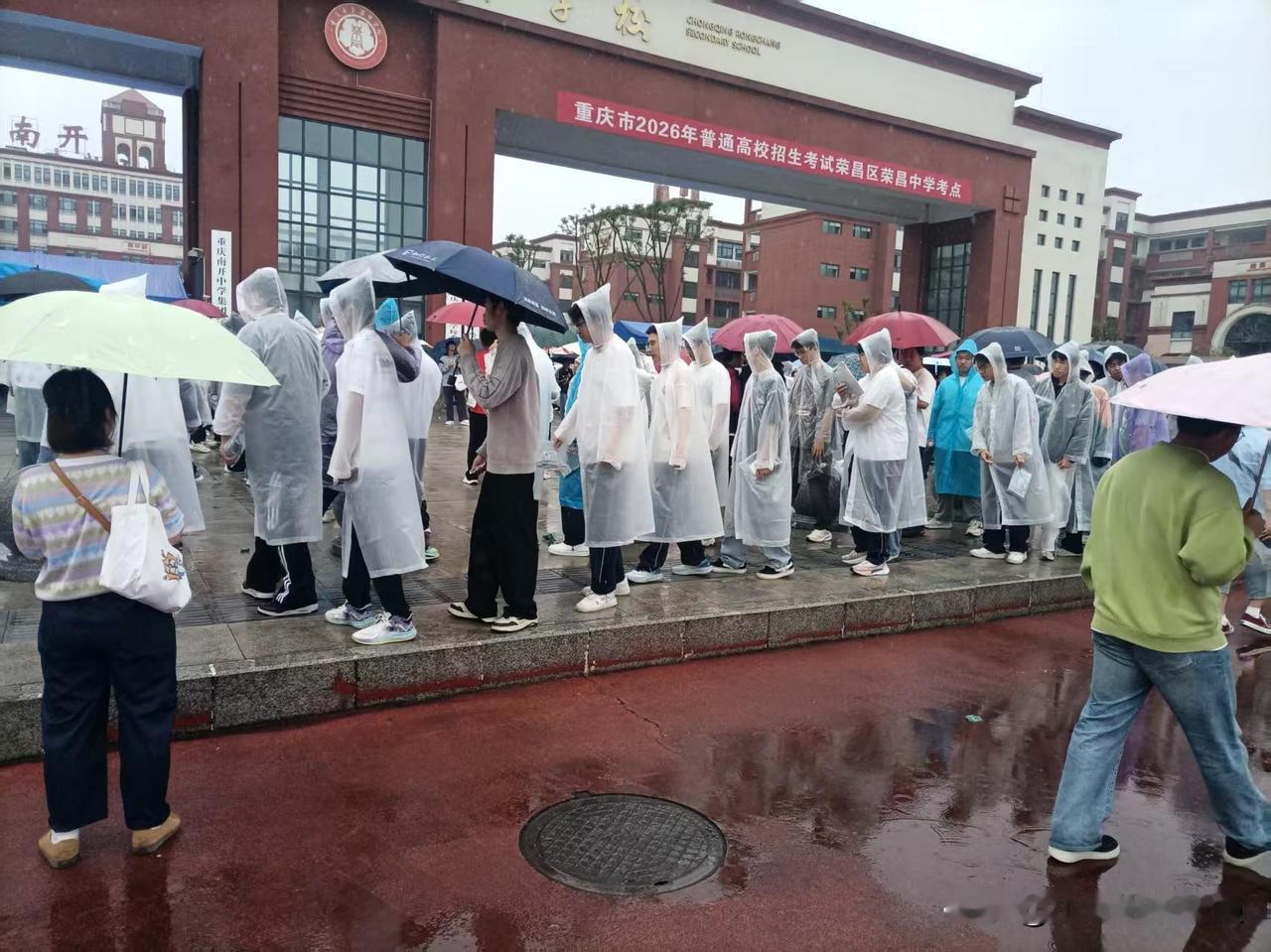 大儿子今天高考我内心一点波澜都没有，可是看到他们发的消息时，那一刻还是有些许紧张
