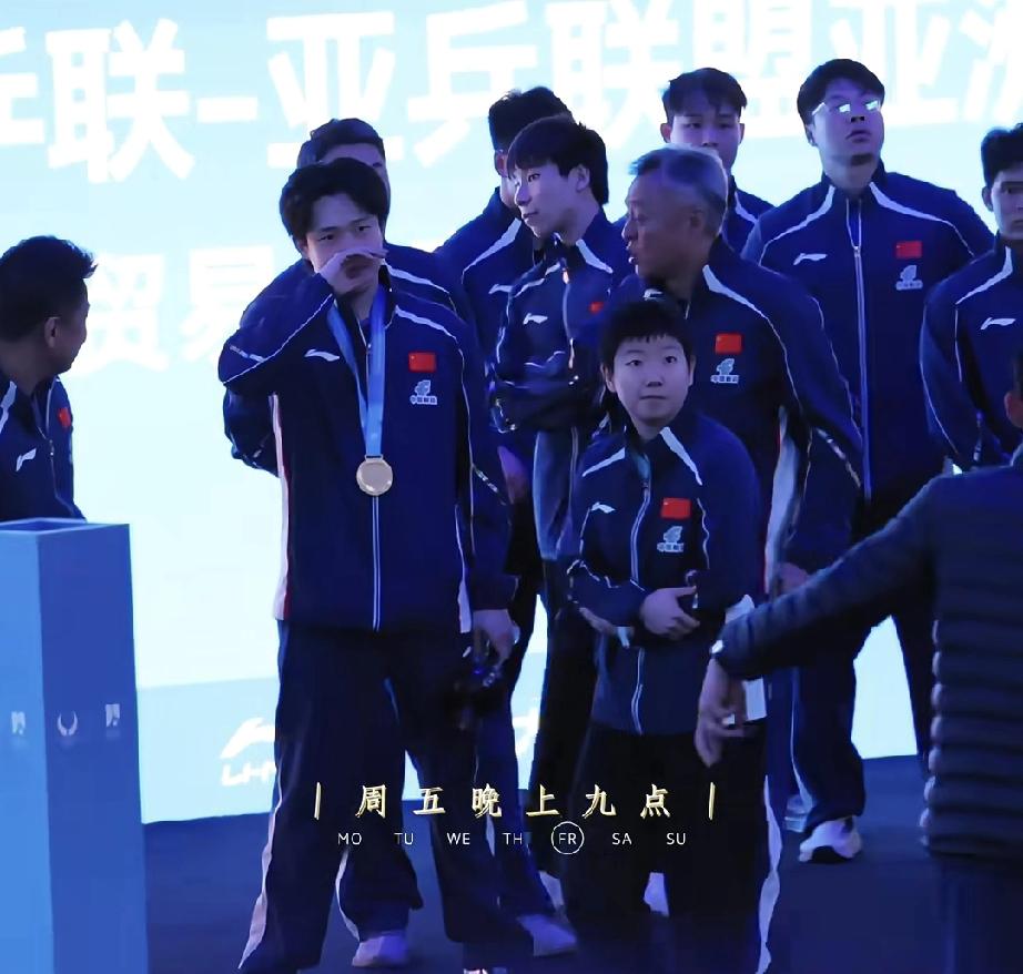 大人们忙着聊天，小莎抱着手忙着站位拍照。
看莎莎抱着两只手，走来走去，最后挑选最