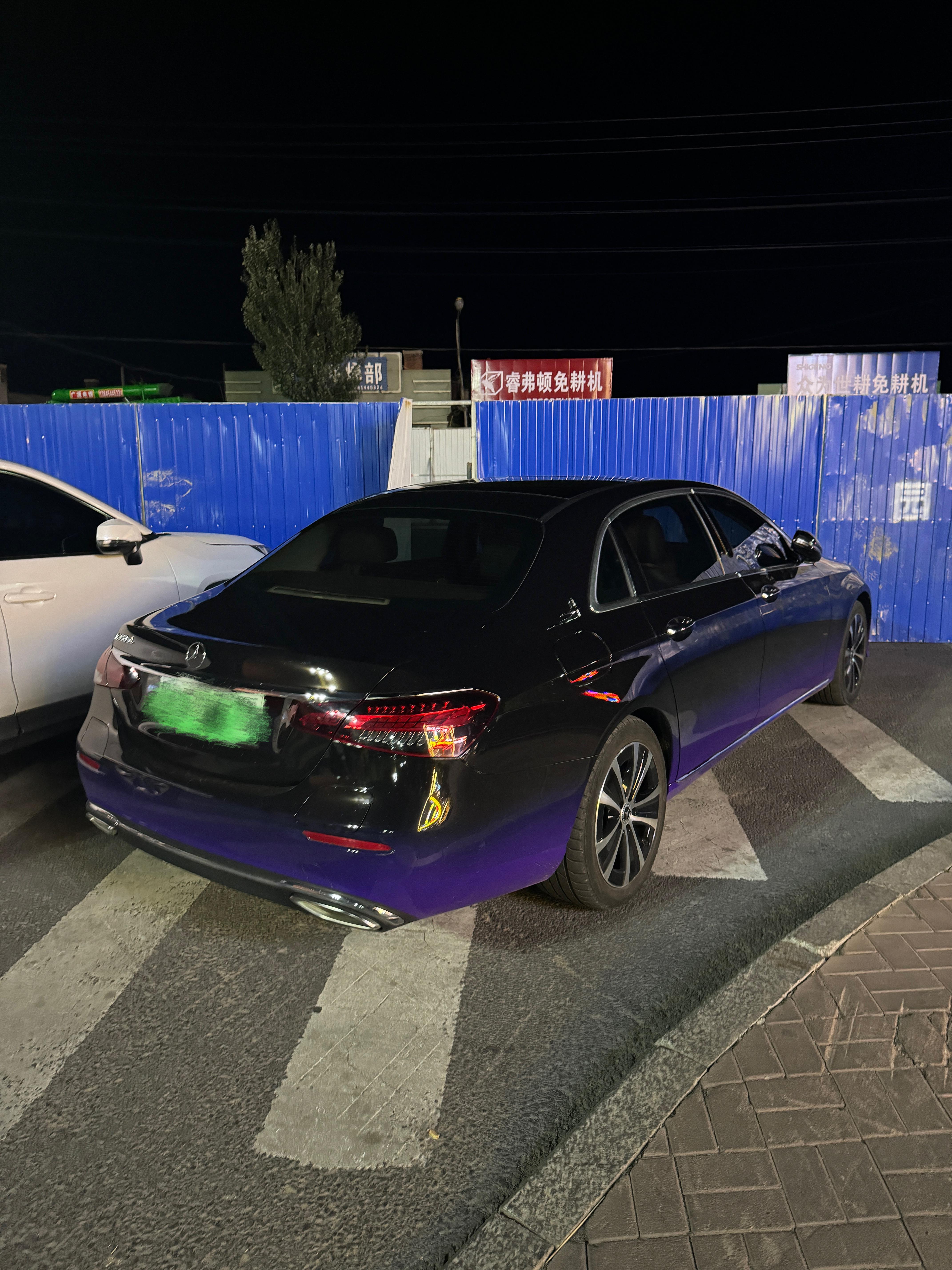 昨晚看到一台奔驰E350el 深蓝和紫双拼视觉效果咋样[思考] ​​​