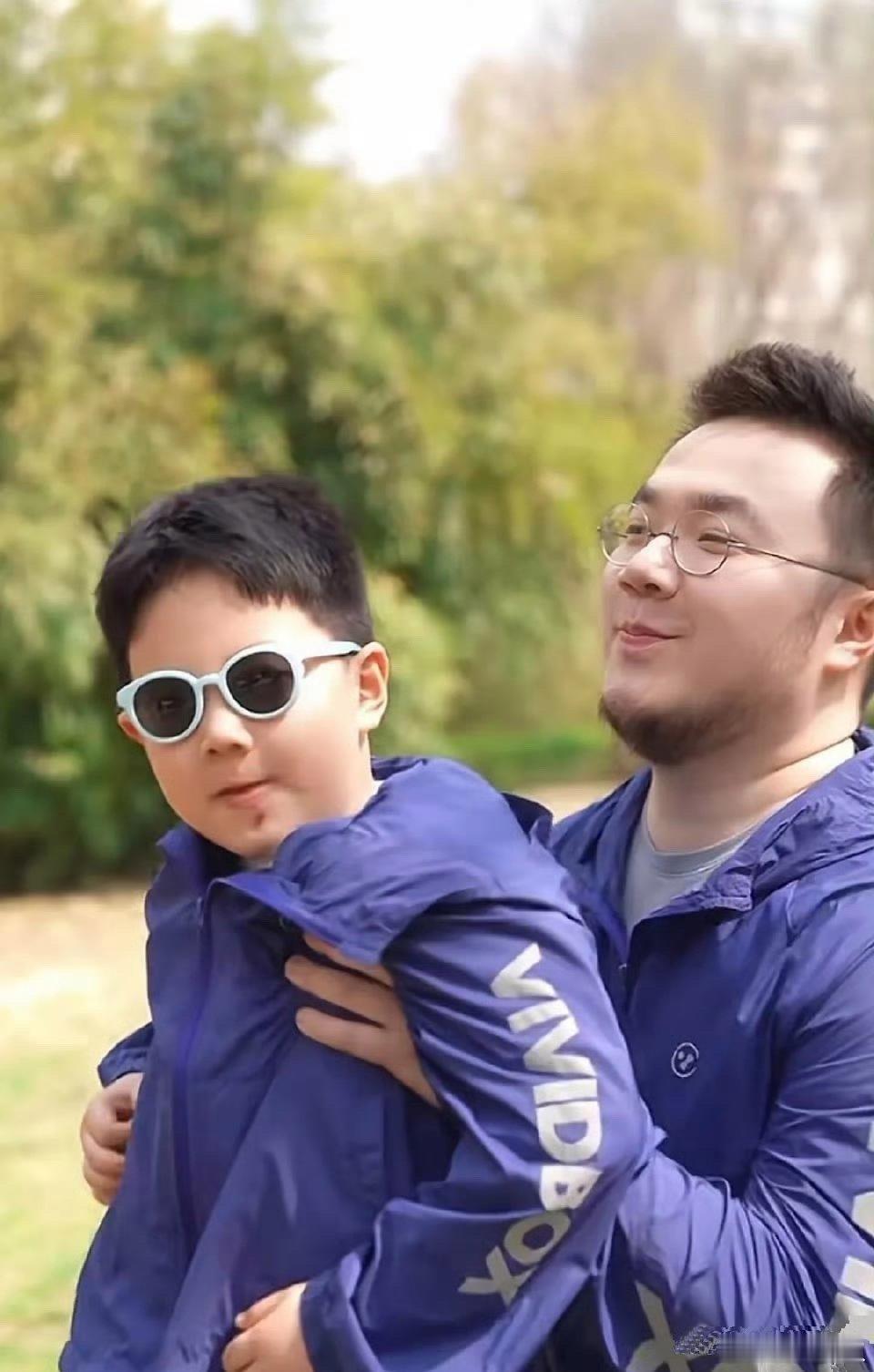 宋丹丹儿子巴图晒全家福，一家子长得真像，基因好强 ​​​