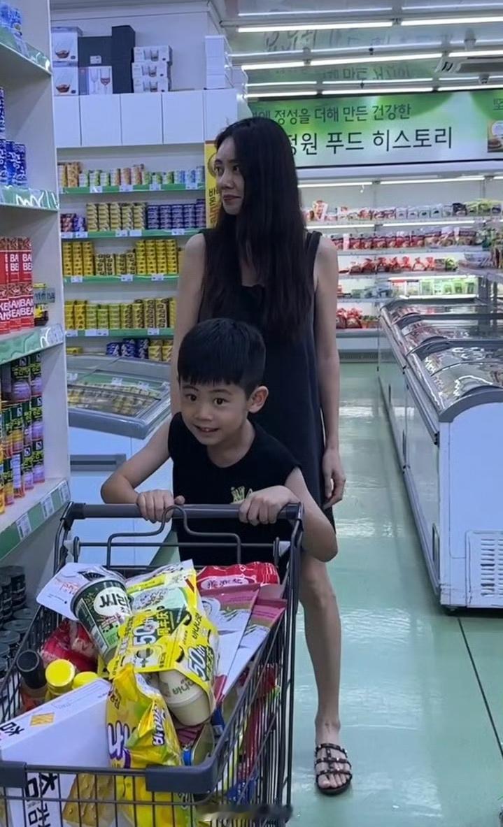 #秋瓷炫带6岁儿子逛超市#大海都这么大了[doge] ​​​