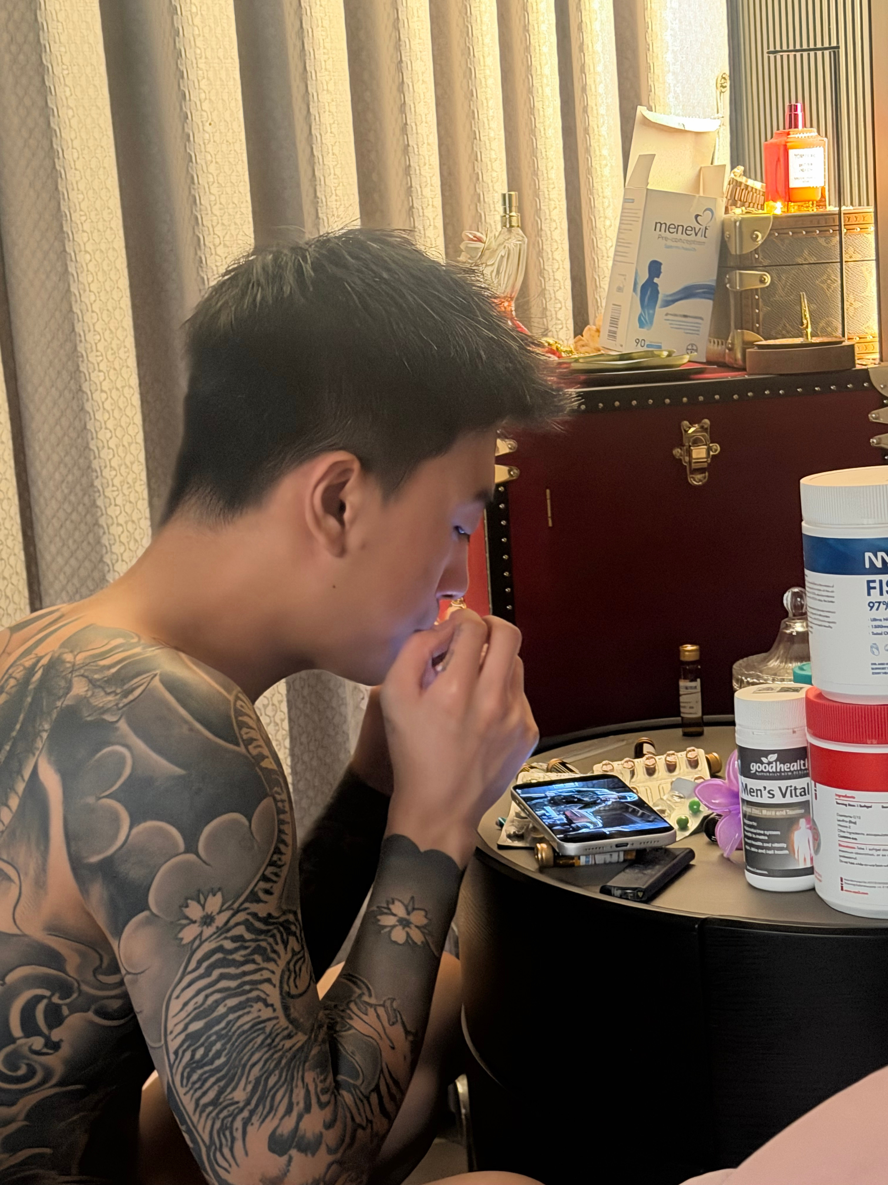 每天睡觉前吃一把药真的很搞笑很虔诚[允悲] ​​​