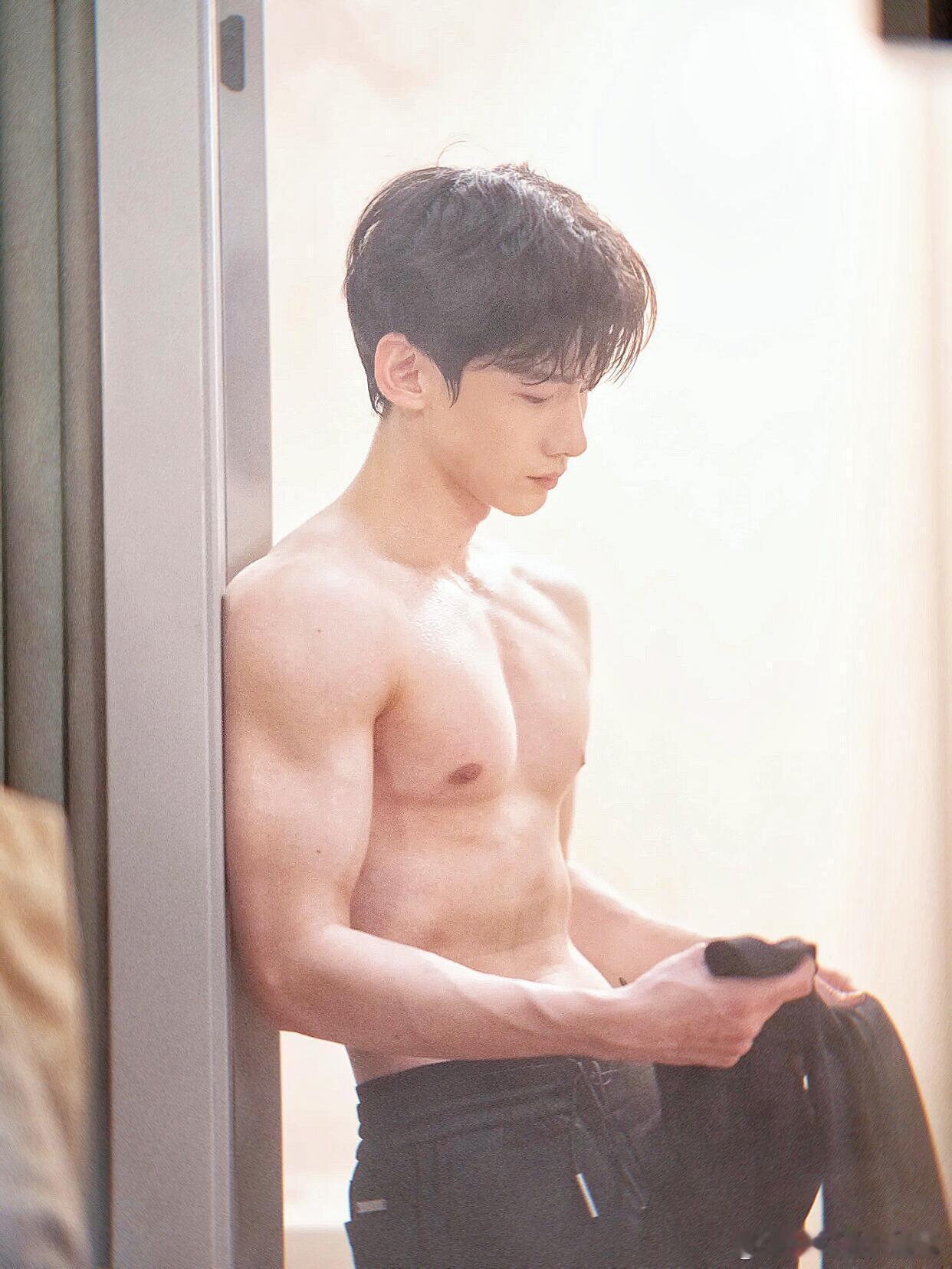 白敬亭本人刷到这个的话估计也会看上半小时身材太好了 