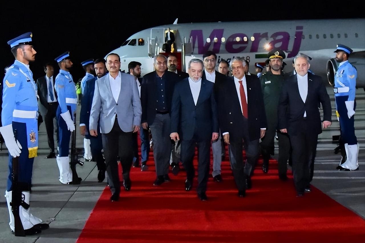 中东大戏又更新了！伊朗这波操作比电视剧还反转，主打一个出其不意。

前阵子还传穆