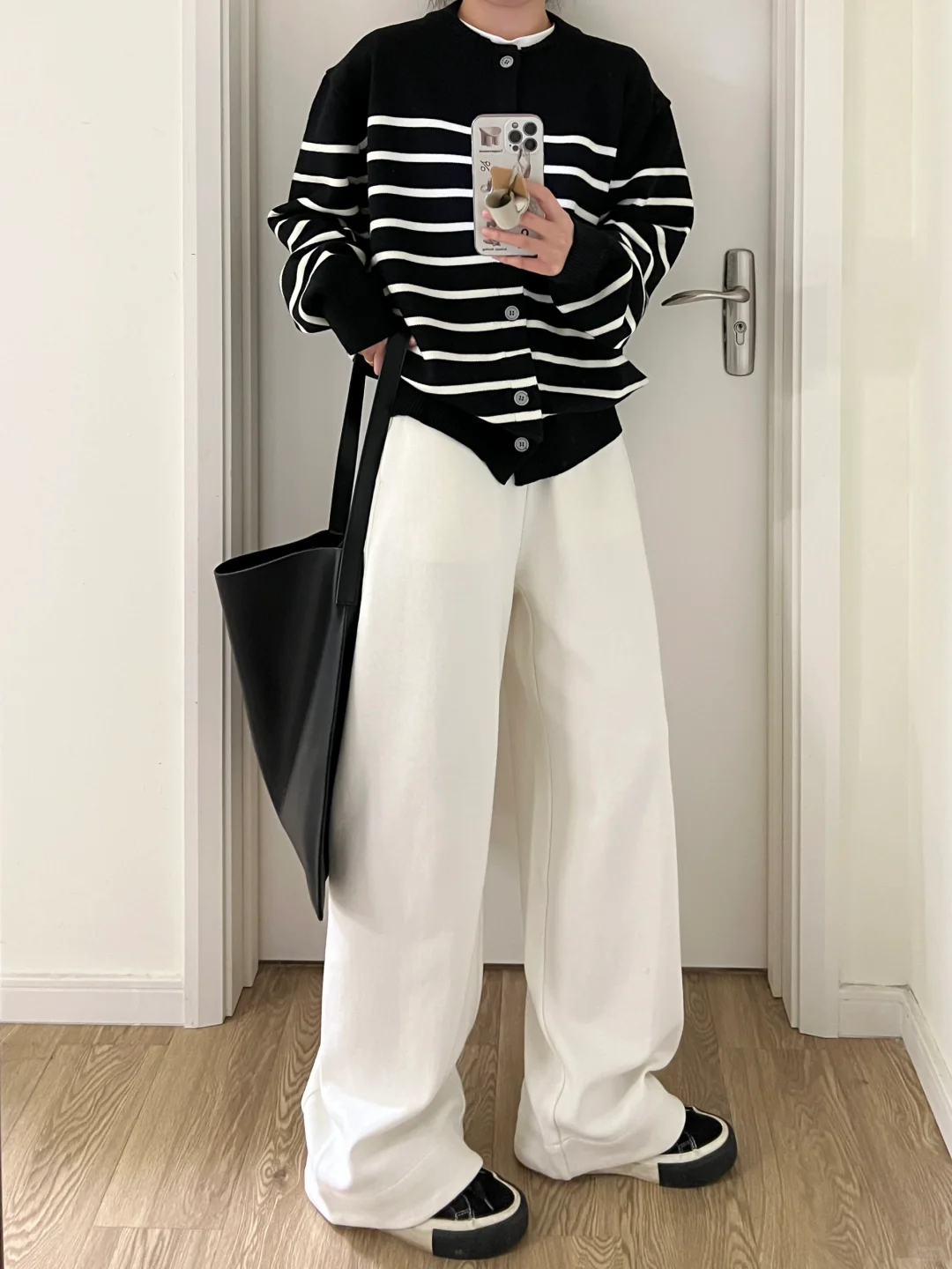 早春韩系慵懒｜黑白条纹针织开衫+镰刀白卫裤