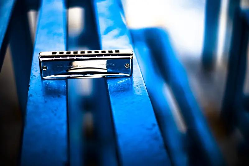 比如压音技巧，要控制气息和口腔形状，我练了好久都没掌握好。还有复音口琴的和声，对