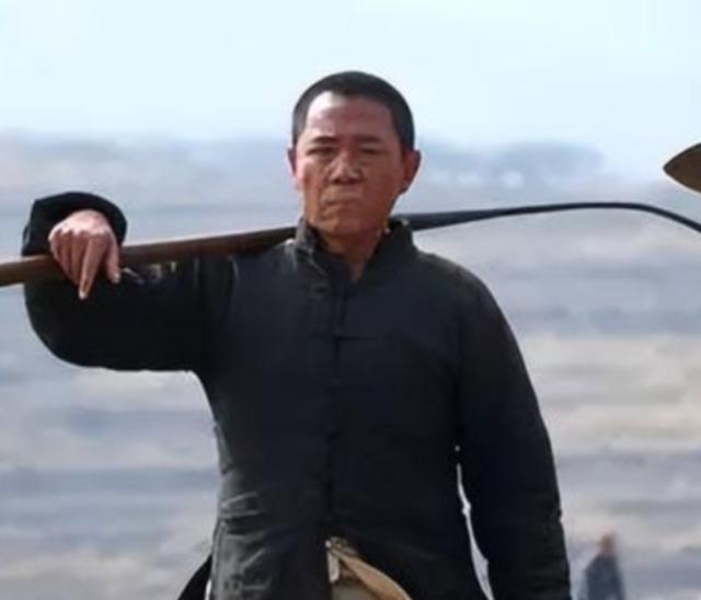 1947年，一位地主在敌人谈话时，趁机放走了被绑在树上的地下党员，新中国成立后，