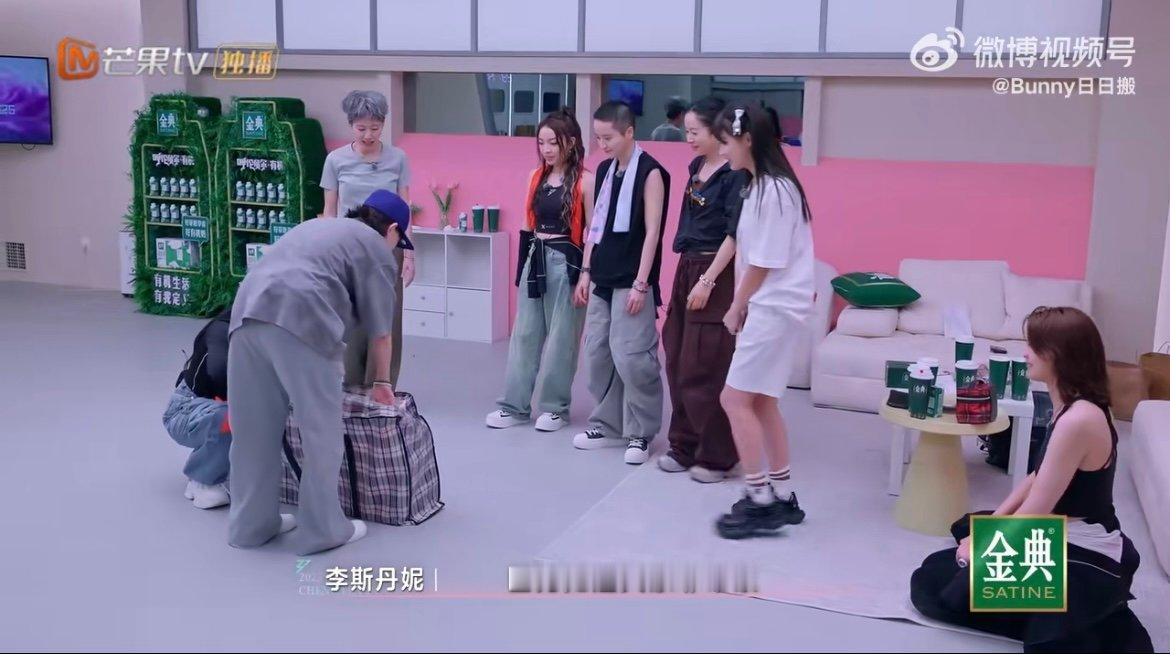 叶童winner把李斯丹妮吓一跳 惊现“综艺惊吓名场面”！师姐送关怀环节，叶童突