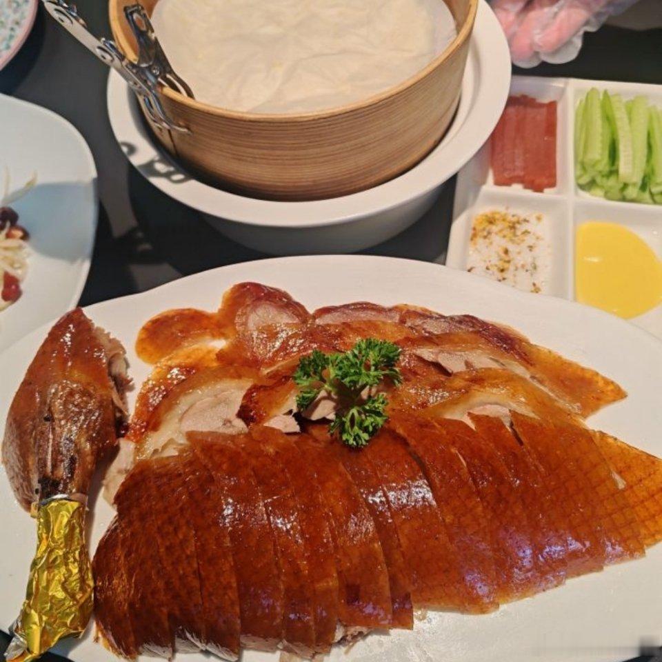 暑假第一顿亲子大餐｜脆皮烤鸭带小朋友打卡惦记了好久的烤鸭，这家真的好吃，鸭皮烤得