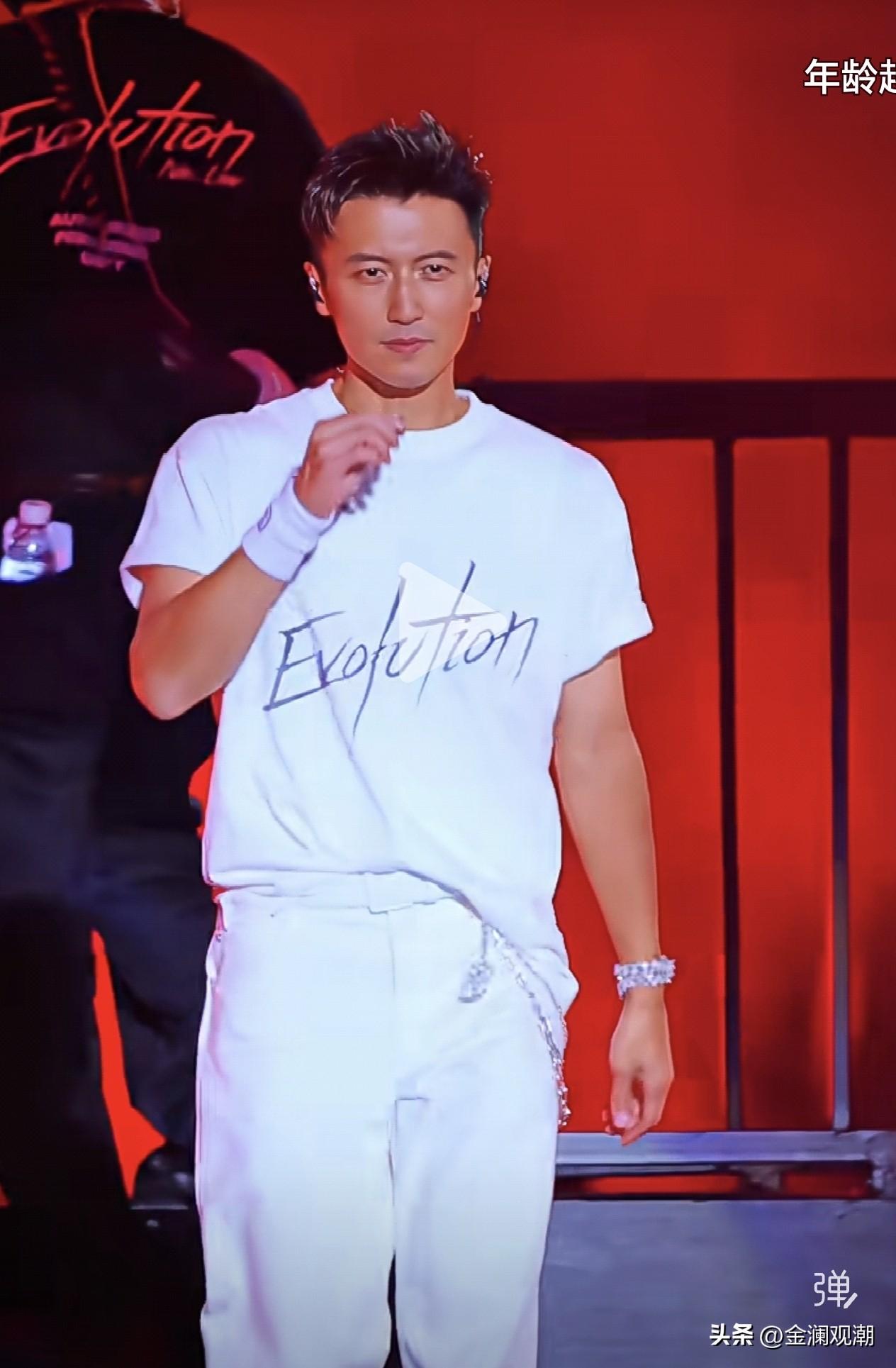 妈呀！这个男人都46岁了，咋还这么帅？

印象中，我年轻的时候，他就这么帅，如今