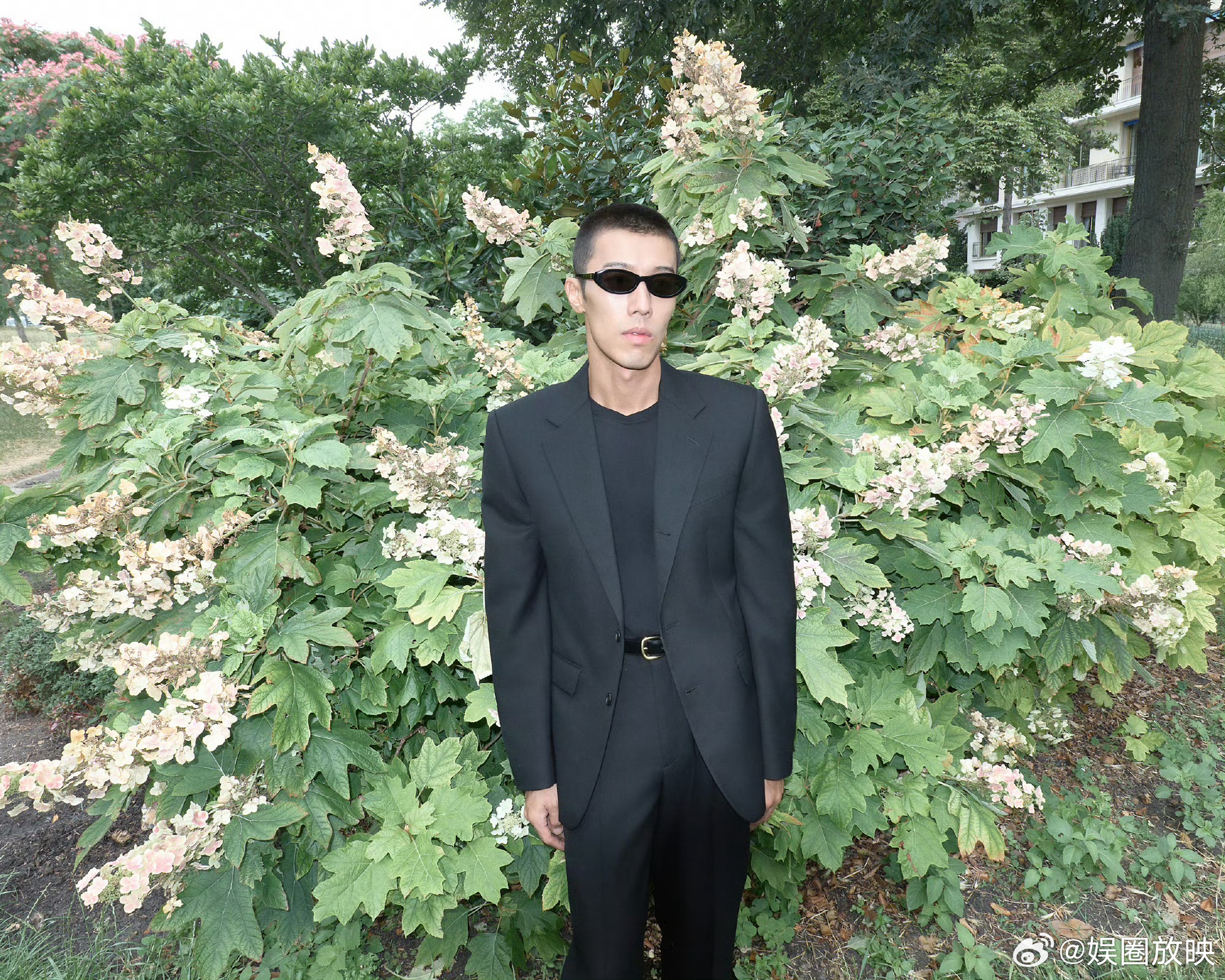 周游巴黎看秀开启军训模式周游巴黎时装周巴黎热到像军训，周游作为国内唯一受邀男星穿