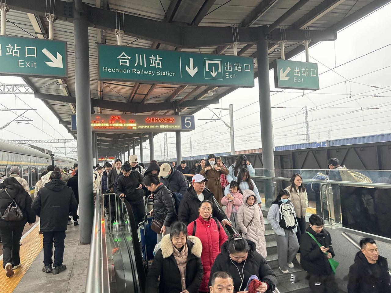 我的天呐！重庆合川，这么火爆啊！1月25日上午9点半，前往青海西宁的K987次列
