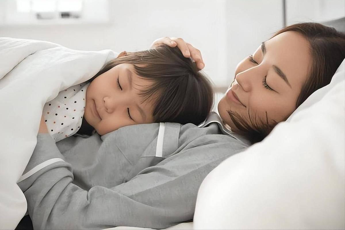 这事可大了！
别把溺爱当疼爱，
6岁还跟妈睡的娃，
独立性差就算了，性别意识还模