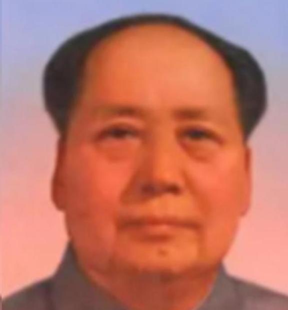 1950年，铁匠朱其升看到家家户户都挂上了毛主席头像，他越看这个人越眼熟，于是偷