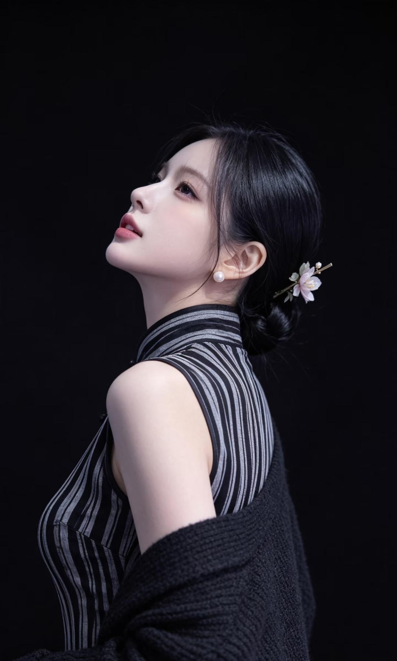 这位女士真优雅，发型也很美！